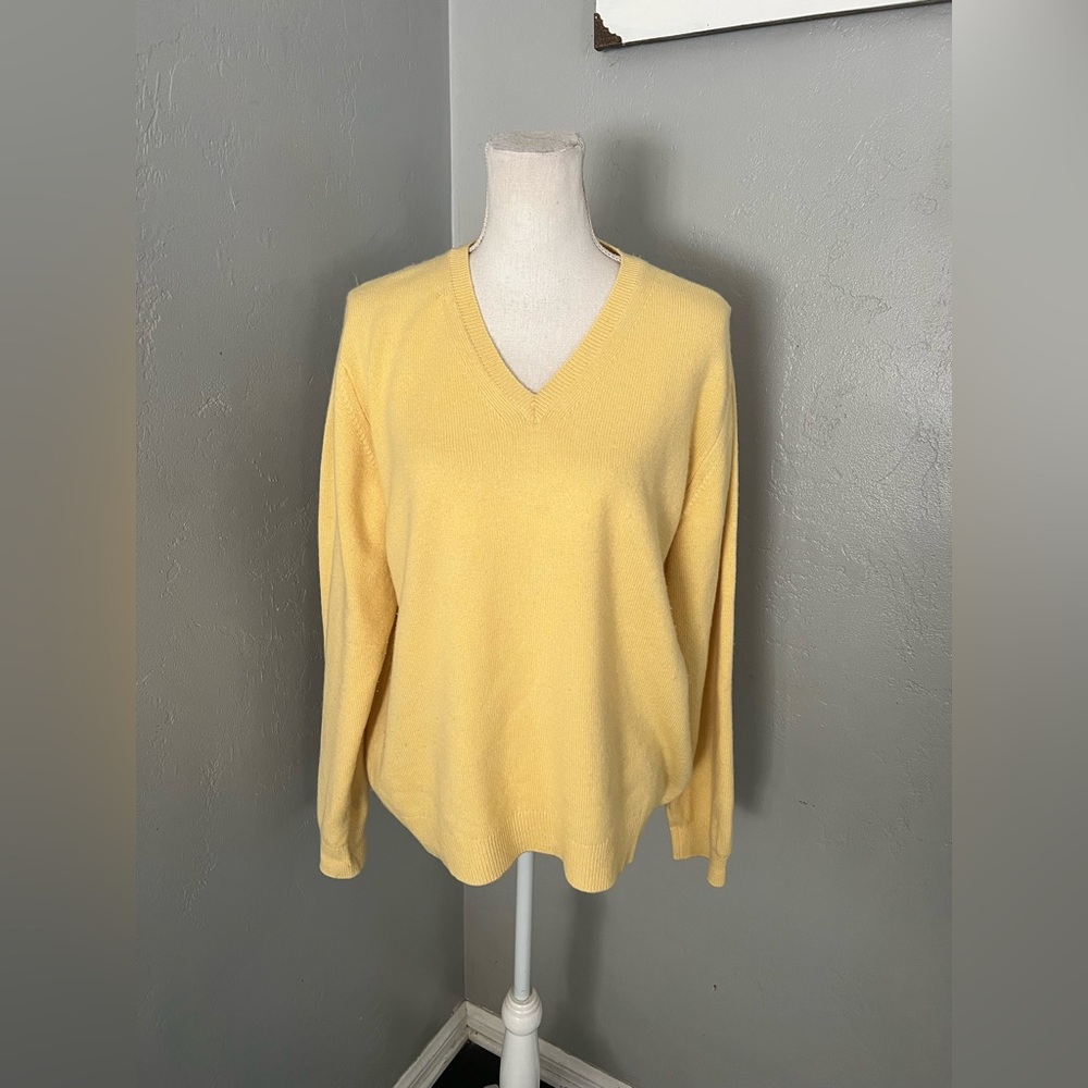 Saks Fifth Avenue women’s Soft Yellow V-Neck Sweater100%cashmere size XL